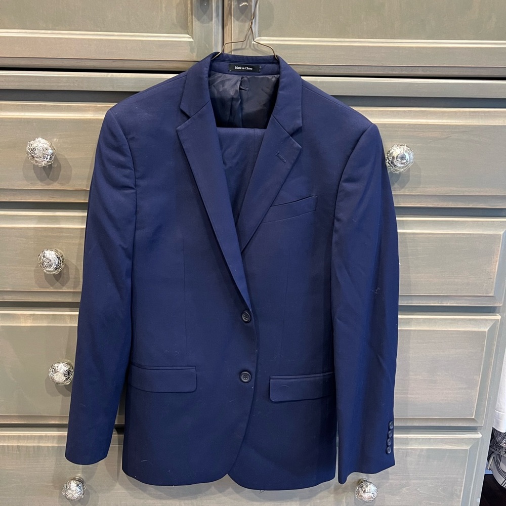Egara men’s/boys 2 piece suit. Navy. Size 36 “extreme slim”, 30 waist. Like new.